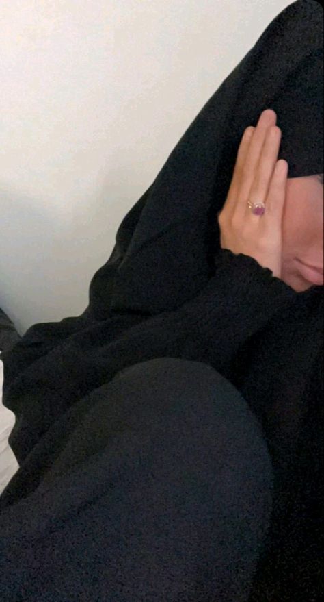 Hijabi Snaps No Face, Hijabi Snap, Arab Music, Photo Snapchat, Mode Niqab, Mekka Islam, Estilo Hijab, Cute Instagram Captions, Black And White Picture Wall