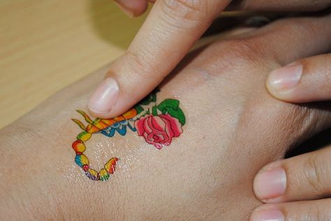 How to Remove Temporary Tattoos with Step-by-Step Pictures Tattoo Eraser, At Home Tattoo Removal, Natural Tattoo Removal, Remove Temporary Tattoo, Tattoo Removal Cost, Diy Tattoo Permanent, Tattoo Off, S Tattoos, Tattoo Diy