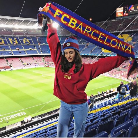 The real FC Barcelona fan! Beautiful girl wearing our new red fleeced hoodie. Check out our chic style ideas! Click "Visit" to buy it now. ----- Fall outfits, fall fashion 2017, fashion 2017 fall, outfit ideas, outfits fall, style fashion, style inspiration, women's fashion, women's fall fashion, women's fashion casual, hoodie outfit. Barcelona Game Outfit, Barcelona Girl Fans, Football Match Outfit Women, Stadion Outfit, Casual Hoodie Outfit, Barcelona Girl, Soccer Game Outfits, Barcelona Game, Barcelona Fans