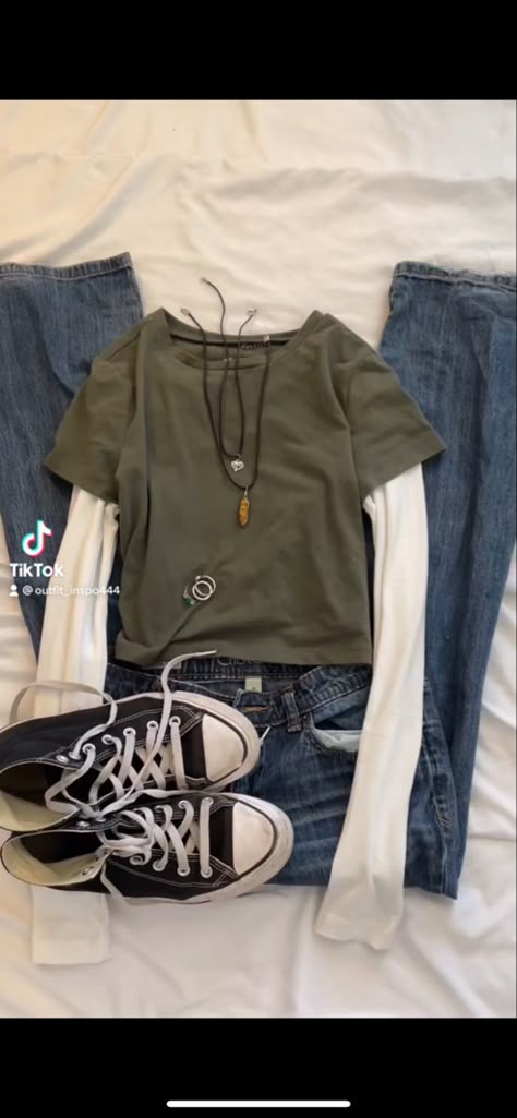 Cute Tiktok Outfits, Gray Shirt Outfit Aesthetic, Grudge Simple Outfits, Simple Downtown Outfits, Grunge Outfits Simple, Bi Girl Outfit, Downtown Girl Shirts, Bi Outfits Aesthetic, Bi Girl Aesthetic Outfit