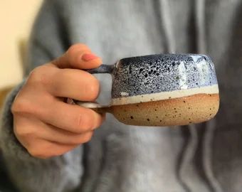 Beginner Pottery, Mug Pottery, Sculptures Céramiques, Pottery Glazes, Pottery Crafts, Pottery Cups, Ceramics Pottery Art, Pottery Mug, Ceramics Ideas Pottery