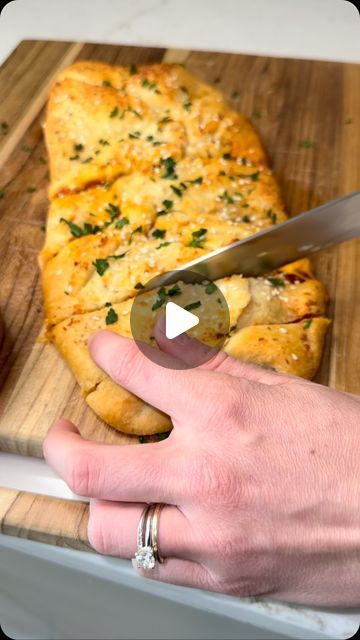 How To Make Calzones, Easy Calzones, Calzone Dough, Pizza Croissant, Calzone Recipe Easy, Canned Biscuit, Pizza Calzone, Calzone Recipe, Calzone Pizza