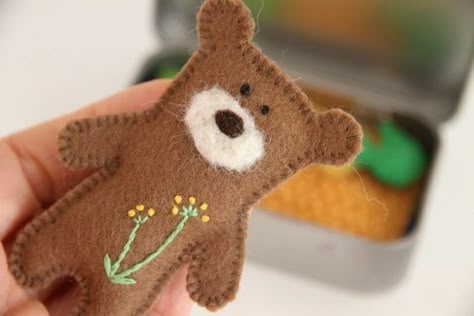 Felt Animal Patterns, Tin House, Tiny Teddies, Felt Christmas Decorations, Sewing Stuffed Animals, Felt Embroidery, Pola Sulam, Busy Bags, Fabric Toys