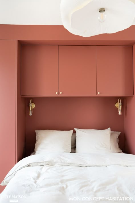 Un deux pièces traversant lumineux et cosy – Projet Sembat, Mon Concept Habitation - Côté Maison Sleeping Room Design, Spare Bedroom Office, Bed Nook, Built In Bed, Sleeping Room, Tiny Apartment, Tiny Bedroom, Bedroom Headboard, Spare Bedroom