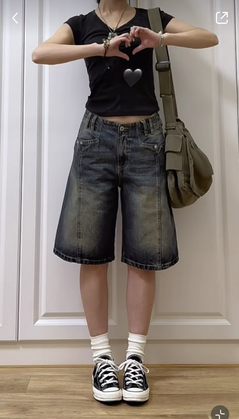 Jorts Outfit Idea Aesthetic, Cargo Shorts Fashion, Graphic Tee With Jorts, Jorts Korean Outfit, Feminine Jorts Outfit, Jorts Inspo Outfit, Adrogonus Outfits Black Women, Jorts Outfit Women’s Aesthetic, Jort Outfits Women