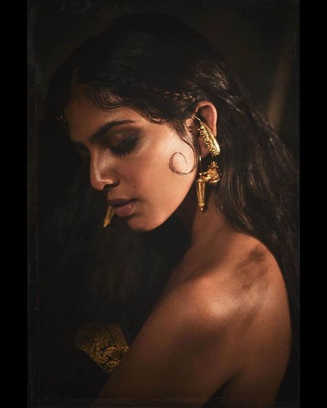 Pic Talk: An Enticing Tribal Beauty Is Here Malavika Mohanan, Vampire The Masquerade, Bengali Bridal Makeup, Glam Photoshoot, Indian Photoshoot, Malayalam Actress, Indian Aesthetic, Hd Picture, Friend Photoshoot