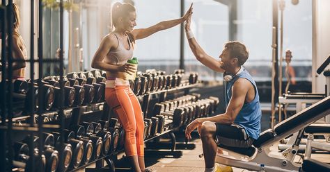 Keep these gym bag essentials on hand before, during and after your workout to make it the best one yet. Athletic Couples, Cer Nocturn, Gym Photoshoot, Gym Couple, Gym Photography, Gym Pictures, Gym Photos, Leg Day Workouts, Fit Couple