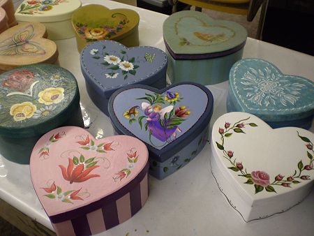 Pretty painted heart boxes Heart Box Painting Ideas, Wooden Box Crafts, Painted Wooden Boxes, Painted Hearts, Decoupage Box, Heart Box, Pretty Box, Painted Boxes, Tole Painting