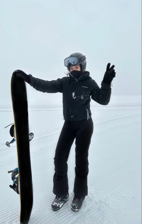 All Black Skiing Outfit, All Black Ski Outfit Women, Black Snow Pants Outfit, Black Ski Outfits For Women, All Black Snowboarding Outfit, Skiing Outfit Black, White Snowboard Outfit, Black And White Ski Outfit, Dope Snowboard Outfit