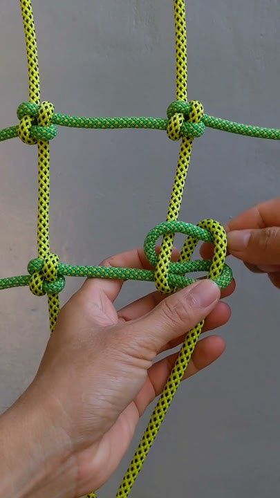 How To Tie Paracord Knots, Making Cordage From Plants, Rope Net Diy, Old Climbing Rope Ideas, How To Tie A Rope, How To Make A Net, Decorative Knots Tutorial, Climbing Rope Crafts, Macrame Netting