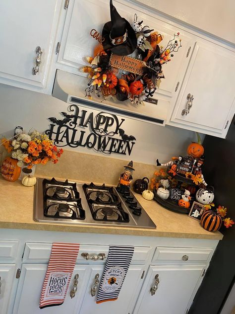 Halloween Small Kitchen Decor, Fall Apartment Decor Kitchen, Kitchen Fall Ideas, Halloween Decorations For Kitchen, Kitchen Halloween Decor Ideas, Halloween Kitchen Decor Ideas, Halloween Kitchen Ideas, Halloween Kitchen Decorations, Fall Astethic