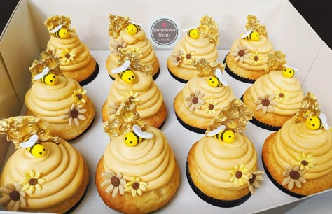 Beehive Cupcakes Ideas, Bee Gender Reveal Cupcake Ideas, Bee Cupcakes Gender Reveal, Bumble Bee Treats, Bumble Bee Desserts, Bee Themed Cupcakes Shower Ideas, Bumble Bee Cupcakes Ideas, Bee Hive Cupcakes, Honey Bee Cupcakes