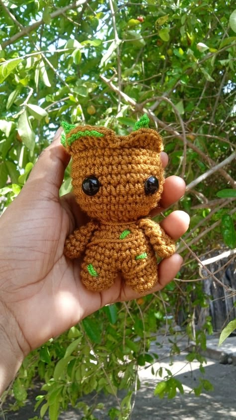 Llaveros a crochet Groot Crochet, Baby Groot, Crochet Ideas, Amigurumi, Crochet Patterns, Couture, Crochet, Pattern, Quick Saves