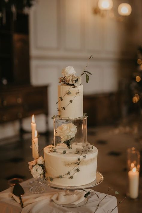 Sparkly Wedding Cakes, Christmas Wedding Inspiration, Winter Wedding Ideas, Elegant Wedding Stationery, Dream Wedding Cake, Classic Wedding Cake, Buttercream Wedding Cake, Wedding Cake Table, Sparkly Wedding