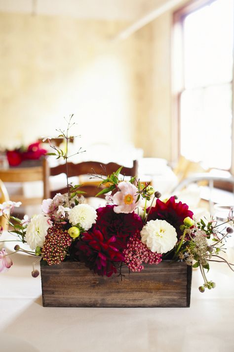 Amazing Wedding Centerpieces, Wooden Box Centerpiece, Wood Box Centerpiece, Cheap Wedding Centerpieces, Box Centerpiece, Romantic Rustic Wedding, Unique Wedding Flowers, Rustic Wedding Centerpieces, Flower Centerpieces Wedding