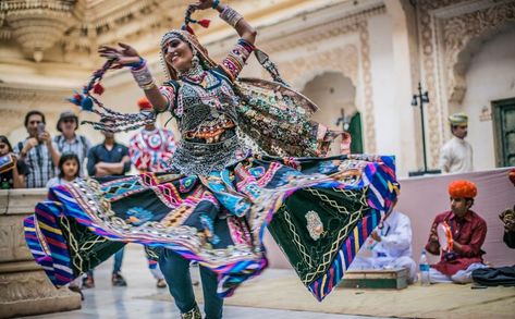 11 Most Vibrant Fairs And Festivals Of Rajasthan - Travelsite India Blog India Traditional Dress Culture, Kalbeliya Dress, Indian Culture Dress, Kalbelia Tribe, Culture Day Outfits, Rajasthan Clothes, Kalbeliya Dance, Rajasthan Culture, Kathak Costume