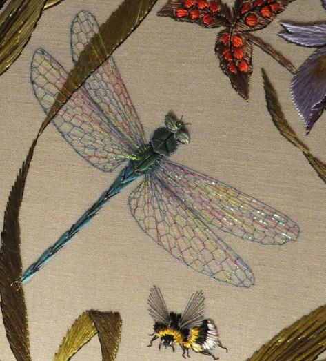 Embroidery Dragonfly, Dragonfly Embroidery, Bugs Embroidery, Embroidered Birds, Embroidery Stitches Beginner, Embroidery Crochet, Hand Embroidery Flowers, Creative Embroidery, Sewing Embroidery Designs