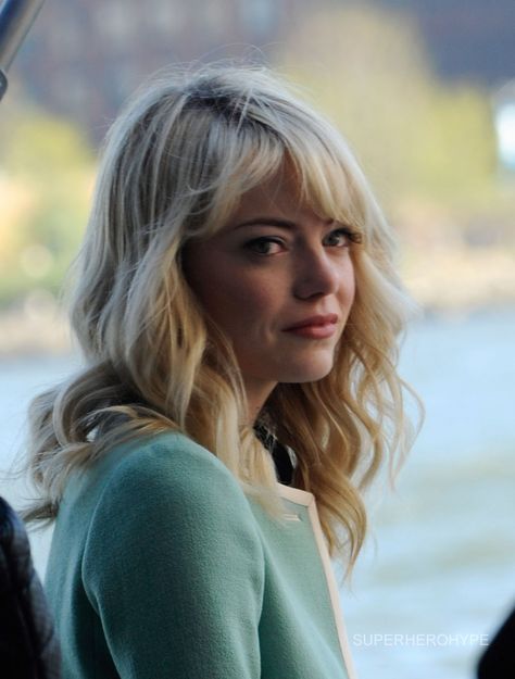 Emma Stone Bangs, Gwen Stacy And Peter Parker, Gwen Stacy And Peter, Emma Stone Cruella, Emma Stone Blonde, Spiderman Gwen Stacy, Emma Stone Gwen Stacy, Gwen And Peter, Gwen Peter