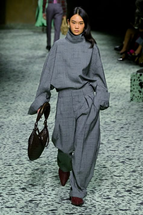 Bottega Veneta Fall 2023, Fall 2025 Outfits, Runway 2024 Fall Winter, Fall Uni Outfits, Unisex Outfits Aesthetic, Trendy Outfits For Fall 2023, Bottega Aesthetic, Brutalism Fashion, Bottega Veneta Aesthetic