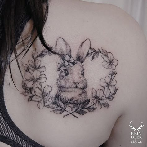 Fluffy bunny on woman's shoulder blade, with a floral border frame. Hase Tattoos, Bunny Tattoos, Rabbit Tattoos, Flowers Tattoo, Trendy Tattoos, Skin Art, Piercing Tattoo, First Tattoo, A Tattoo