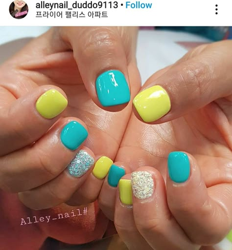 Bright Sns Nails Colors, Dip Nails Neutral Colors, Bright Dipped Nails Ideas, Fun Work Nails, Summer Dipped Nails Ideas, Nail Dipping Powder Designs Summer, Nails Sns Ideas Summer, March Manicure Ideas, Colored Acrylic Powder Nails