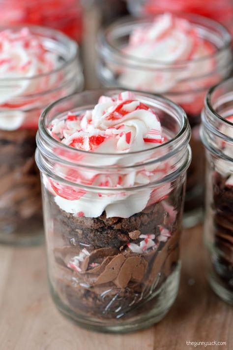 Peppermint brownies in a jar are a delicious homemade gift. The combination of chocolate and peppermint is perfect for Christmas. Peppermint Buttercream Frosting, Peppermint Brownies Recipe, Peppermint Buttercream, Mason Jar Cakes, Brownies In A Jar, Peppermint Recipes, Mason Jar Desserts, Gunny Sack, Christmas Brownies