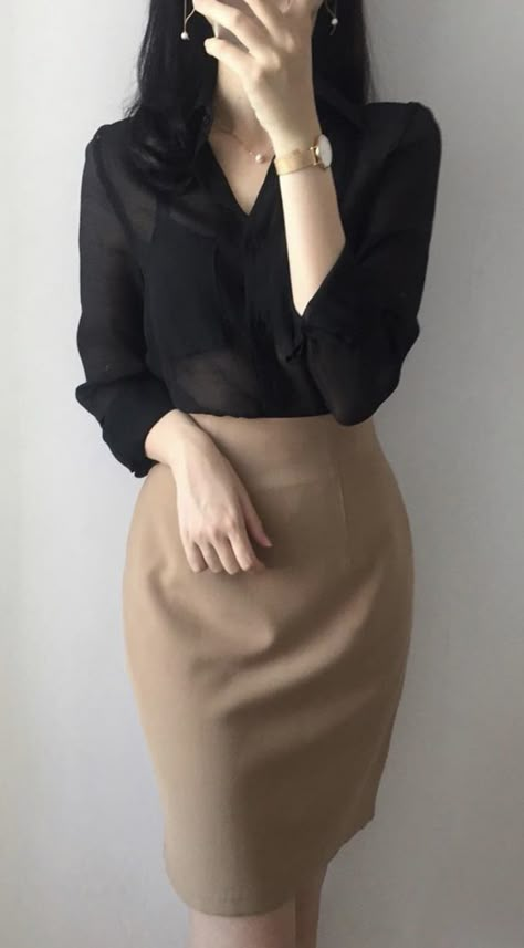 Woman In Corporate Attire Aesthetic, Business Outfits Skirt Office Style, Aesthetic Office Outfit Korean, Korean Professional Outfits Women, Professional Outfits Women Aesthetic, Business Casual Outfits For Women Skirts Office Style, Korean Work Outfits Women, Corporate Attire Aesthetic, Korean Buissnes Women Outfit