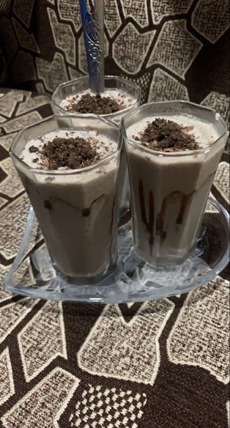 oreo dessert Oreo Shake Snap, Shake Snap, Ballantines Whisky, Cadbury Celebrations, Oreo Shake, Eating Food Funny, Chocolate Dishes, Chocolate Pictures, Foodie Instagram