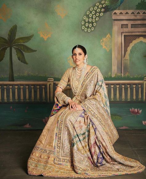 Shloka Akash Ambani | Queen👸👸 Shloka is looking breathtaking ❤️❤️Bhabhi of the Groom🥰🥰🥰 Epitome of beauty ❤️🥺 Mua: @puneetbsaini Hairstylist:… | Instagram Shloka Ambani, Shloka Mehta, Akash Ambani, Latest Bridal Lehenga Designs, Bridal Lehenga Designs, Latest Bridal Lehenga, Asian Countries, Lehenga Designs, Bridal Lehenga