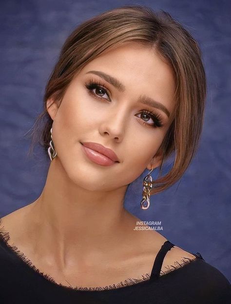 Celebrities With Brown Hair, Jessica Alba Hair Color, Jessica Alba Makeup, Young Jessica Alba, Jessica Alba Outfit, Jessica Alba Hair, Y2k Makeup, Carrie Underwood Photos, Formal Makeup