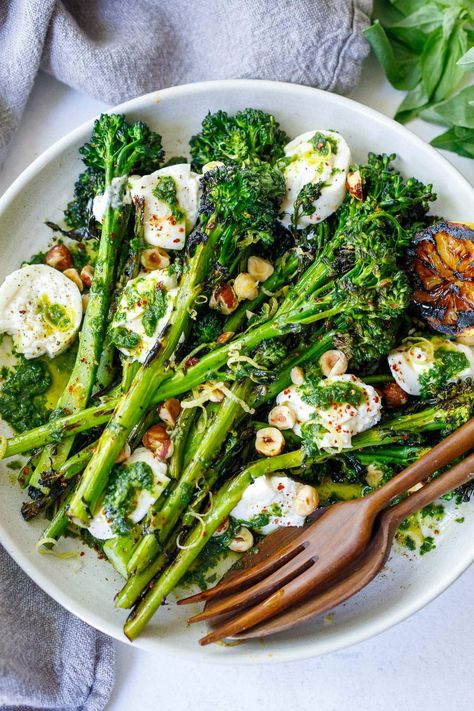 Grilled Broccolini with Burrata, Hazelnuts and Basil oil- a super tasty summer side dish perfect for outdoor dinners and gatherings. Grilled Vegetable Side Dishes, Summer Dinner Party Food, Grilled Summer Vegetables, Dinner Party Side Dishes, Veggies To Grill, Summer Vegetable Side Dishes, Summer Bbq Sides, Bbq Sides Dishes, Best Bbq Sides