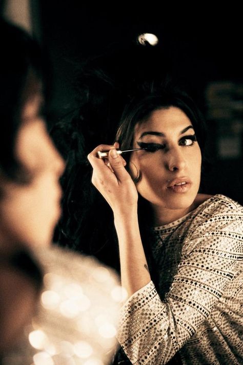 Amy's signature style was mainly influenced by one of the most popular R&B girl groups of the 1960s, The Ronettes. Amy Winehouse Black, Lisa Eldridge, Women Poster, Amy Winehouse, Aesthetic Vintage, Back To Black, Photographic Prints, Natural Makeup, Vintage Posters