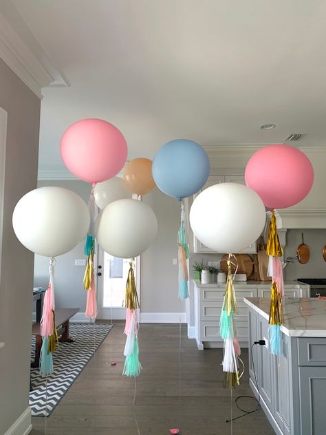 Large Balloons With Tassels, Big Balloons With Tassels, Balloon Tassel Diy, Tassle Balloons, Balloon With Tassels, Balloon Graduation, Virtual Baby Shower Ideas, Ceiling Balloons, Hello Kitty Theme Party