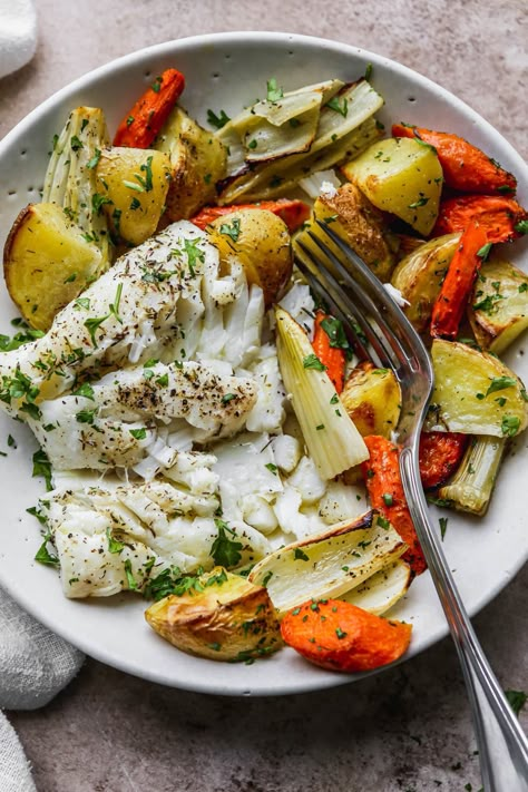 Healthy Dinner Fish, Fish With Vegetables, Baked Cod And Potatoes, Meals With Fish Healthy Recipes, Cod And Potatoes, Healthiest Dinner, Fish Potatoes Recipes, Cod And Potatoes Recipes, Cod Healthy Recipes