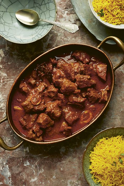 Muslim rogan josh | Food and Travel Magazine Curried Lamb, Rogan Josh Recipe, Saffron Sauce, Bible Food, Saffron Chicken, Kashmir Valley, Rogan Josh, Bhaji Recipe, Pasta E Fagioli