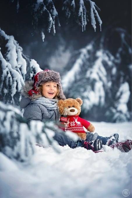 Winter Toddler Photoshoot, Toddler Snow Photoshoot, Snow Photoshoot Ideas Kids, Kids Snow Picture Ideas, Family Pics In Snow, Snow Photoshoot, Children Photography Poses, Winter Family Photos, Winter Portraits