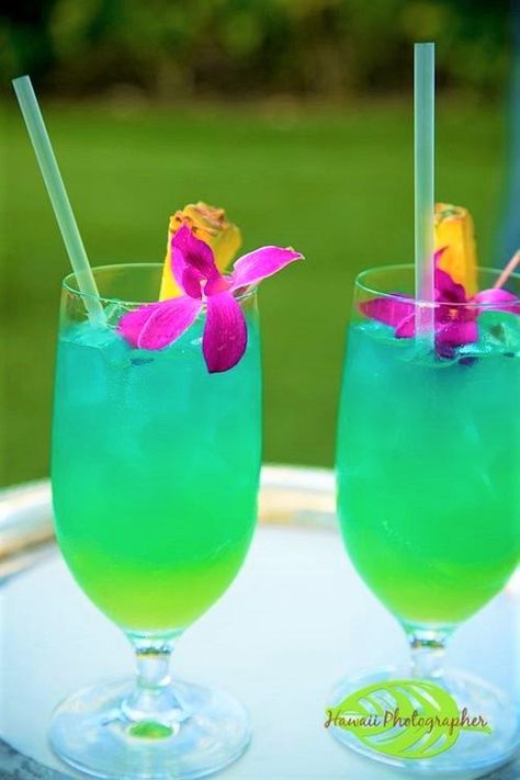 Hawaiian Drinks, Pool Drinks, Fiesta Tropical, Four Seasons Resort, Tropical Drink, Pretty Drinks, Hawaiian Party, Alcohol Drink Recipes, Blue Hawaiian