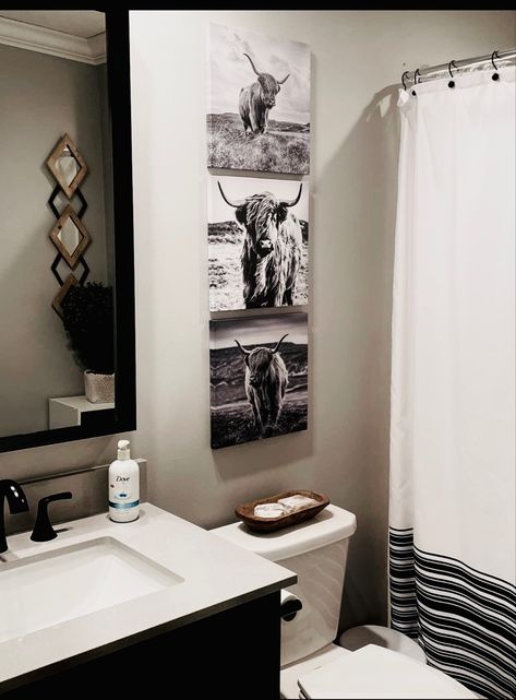 Western Bathroom Storage, Longhorn Bathroom Decor, Western Apartment Bathroom, Farmhouse Cow Bathroom, Black And White Western Home Decor, Cow Print Apartment Decor, Black Western Bathroom Ideas, Western Restroom Decor, Ranch Bathroom Decor