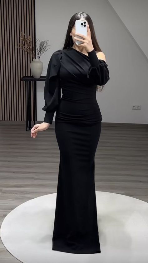 All Black Soiree Outfit, Black Silk Dress Long Sleeve, Elegant Dresses For Women Classy Evening, Black Silk Prom Dress, Black Soiree Dress, Simple Soiree Dresses, Black Dress Classy Elegant Long, Elegant Silk Dresses, Soiree Outfit