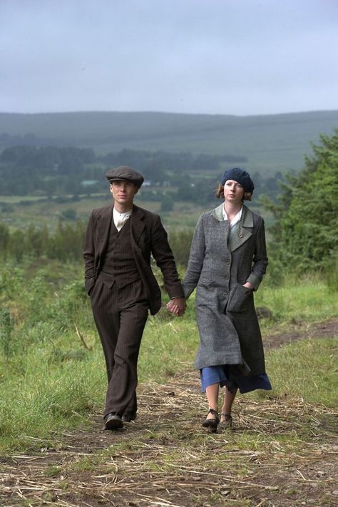 Damien and Sinead - "The Wind that Shakes the Barley" (2006) The Irishman Aesthetic, The Wind That Shakes The Barley, Peaky Blinders Cillian Murphy, Irishman Movie, The Guernsey Literary And Potato Movie, Irish Man Movie, Change Myself, 1920s Ireland, Liam Cunningham