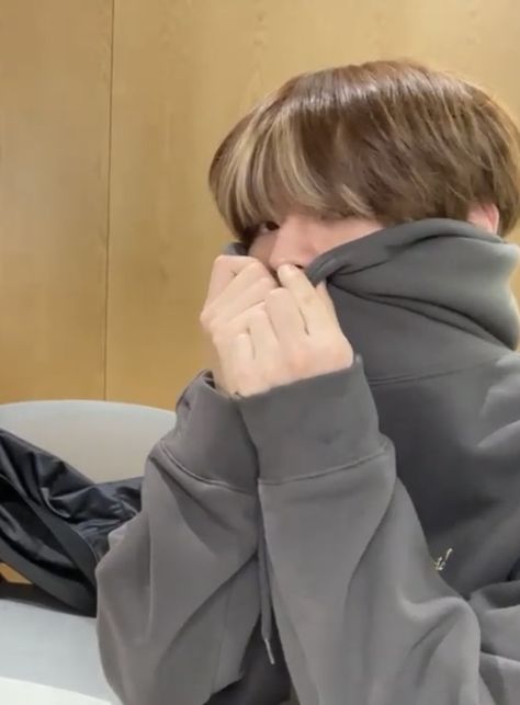 Seungmin Covering His Smile Pics, Seungmin Covering His Mouth, Seungmin Hiding His Smile, Seungmin Straykids Cute, Seungmin No Makeup, Seungmin Covering His Smile, Seungmin Without Makeup, Seungmin Hands, Seungmin Cute