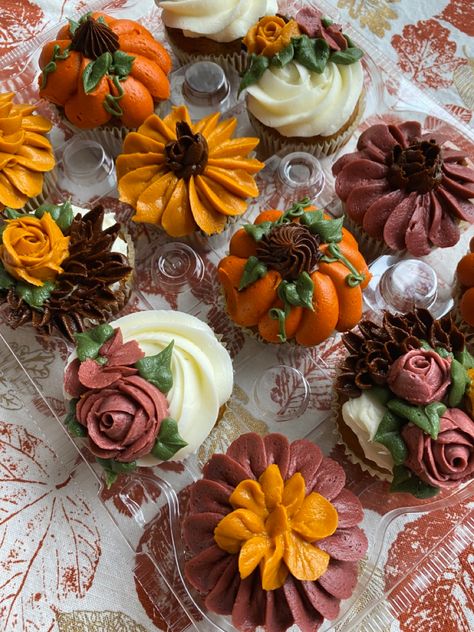 Buttercream Fall Flowers Tutorial, Autumn Cupcakes Decoration, Pumpkin Decorated Cupcakes, Fall Decorated Cupcakes, Fall Flower Cupcakes, Harvest Cupcakes, Fall Themed Cupcakes, Fall Cupcakes Decoration, Thanksgiving Muffins