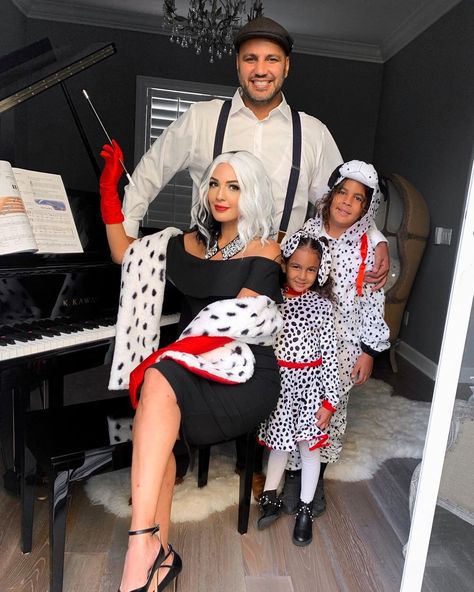 NERMEEN on Instagram: “Hope everyone had a great and safe Halloween 🖤❤️🤍#halloween2020 #happyhalloween #cruelladevil #familycostume #dalmations #101dalmatians” 101 Dalmatians Couple Costume, Cruella Deville Family Costume, Cruella Deville And Dalmation Costume, 101 Dalmations Costume Family, Cute Family Halloween Costumes, Cruella Party, 101 Dalmations Costume, Whimsical Costume, Sibling Costumes