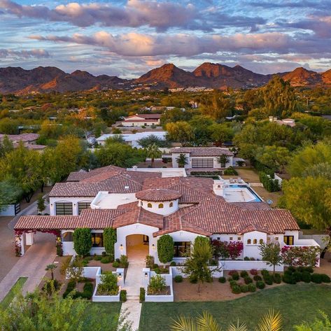 Luxury Homes on Instagram: “Check out this beautiful home for sale located in Paradise Valley, Arizona. Offering 5 bedrooms, 6 bathrooms & over 6,100 sqft of living…” Houses In Arizona, Arizona Houses, Arizona Architecture, Arizona Aesthetic, Arizona Mountains, Arizona Homes, Paradise Valley Arizona, Santa Barbara Style, Arizona House