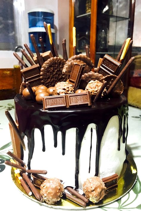 how to make a drip cake with candy bars Candy Bar Cake Decoration, Decorating Cakes With Candy, Candy Chocolate Cake, Chocolate Bar Cake Decoration, Cakes With Candy On Top, Candy Bar Cake Ideas, Cake With Candy Decorations, Cakes Decorated With Candy, Cake With Candy On Top