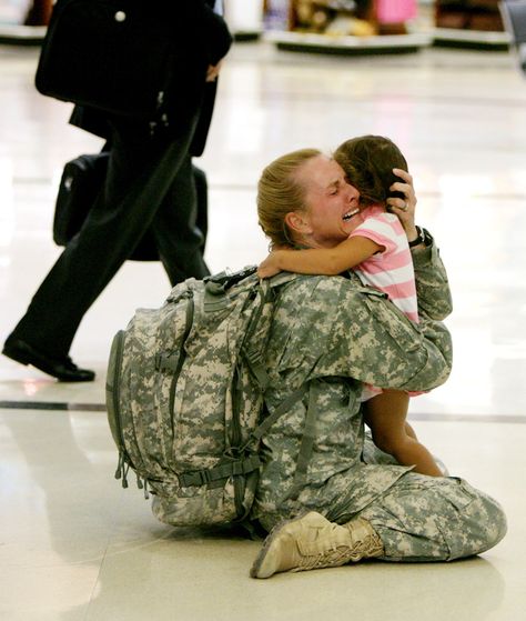 Military Mom, Support Our Troops, Powerful Images, The Embrace, Victor Hugo, 영감을 주는 캐릭터, God Bless America, Faith In Humanity, Mothers Love