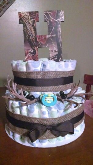 Hunting themed diaper cake Bos Baby, Baby Shower Camo, Deer Cakes, Country Baby Shower, Camo Baby, Baby Diaper Cake, Camo Baby Stuff, Fiesta Baby Shower, Shower Bebe