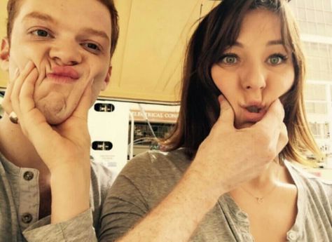 Cameron Monaghan & Isidora Goreshter Svetlana Shameless, Isidora Goreshter, Shameless Uk, Shameless Series, Shameless Scenes, Shameless Mickey And Ian, Shameless Characters, Ian Shameless, Shameless Tv Show