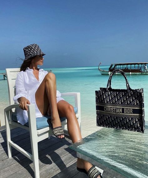 Dior Bucket Hat, Dior Hat, Outfit Elegantes, Dior Aesthetic, Best Designer Bags, Replica Designer Handbags, Latest Bags, Chanel Purse, Dior Handbags