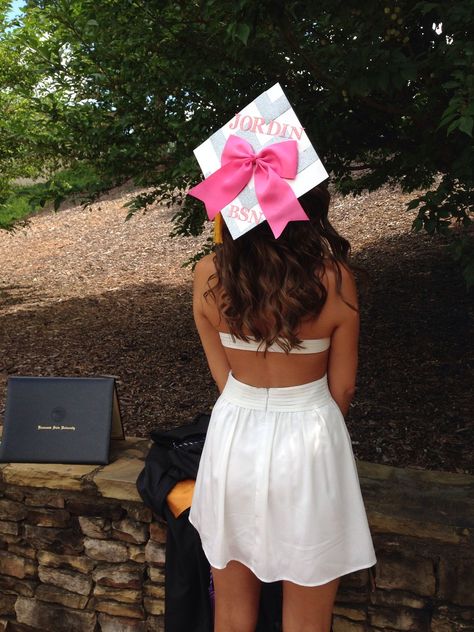 Graduation Cap Ideas Simple, Simple Cap Designs, Bow On Graduation Cap, Grad Cap Bow, Cheer Graduation Cap, Graduation Cap With Bow, Grad Cap With Bow, Simple Grad Cap, Simple Graduation Cap Ideas